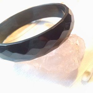 VINTAGE BAKELITE FACETED BLACK BANGLE BRACELET